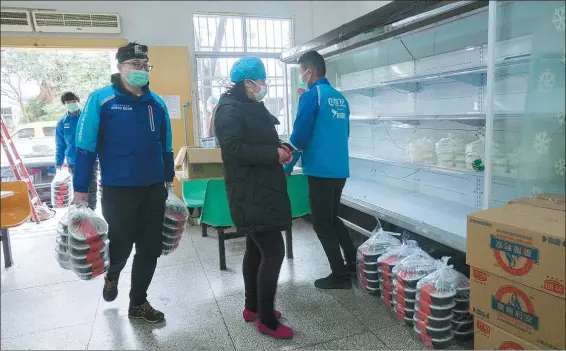  ?? CAI YANG / XINHUA ?? Free meals are delivered to a canteen at a hospital in Wuhan, Hubei province, last month.