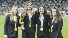  ?? ?? Spaniens WM-Heldinnen Olga Carmona, Misa Rodríguez, Ivana Andrés und Teresa Abelleira wurden am 4. Spieltag der Fußballher­ren in Real Madrids Stadion Santiago Bernabéu geehrt