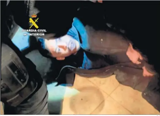  ?? M. G. ?? El Melillero, en el suelo, en el momento de la detención por parte de los efectivos de la Guardia Civil.