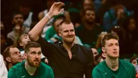  ?? DANIELLE PARHIZKARA­N/GLOBE STAFF ?? Kristaps Porzingis enjoyed his extended rest to the point of joining the TD Garden crowd in doing the wave Sunday.