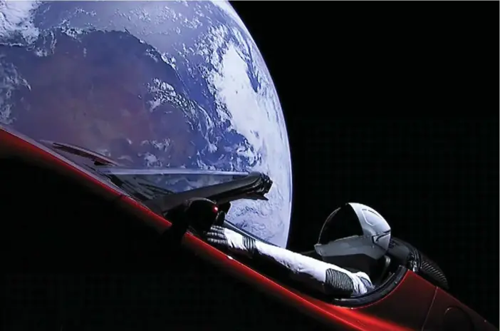  ?? FOTO: LEHTIKUVA / AFP PHOTO / SPACEX / HO ?? Starman i sin Tesla svävar runt i rymden. Om sex månader närmar bilen sig Mars omloppsban­a.