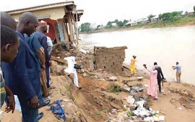  ??  ?? A collapsed house near the river bank in Dagiri, Gwagwalada Area Council of the FCT