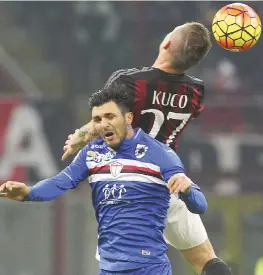  ??  ?? Duello tra Roberto Soriano, 24 anni, alla Samp dal 2011, e Juraj Kucka (28), arrivato al Milan in estate