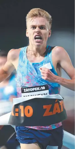  ??  ?? Stewart McSweyn wins the Zatopek men’s 10,000m in 2017 in Melbourne. Picture: AAP
