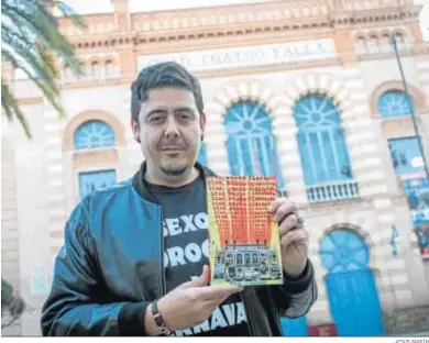  ?? JESÚS MARÍN ?? Rafael Pastrana Lorenzo posa con su novela delante del Gran Teatro Falla.