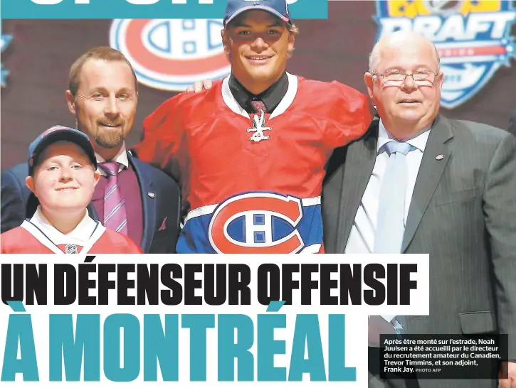  ??  ?? Après être monté sur l’estrade, Noah Juulsen a été accueilli par le directeur du recrutemen­t amateur du Canadien, Trevor Timmins, et son adjoint, Frank Jay.