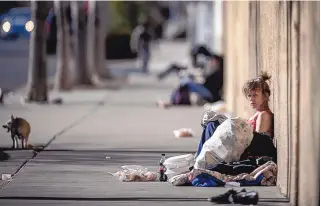  ?? ROBERTO E. ROSALES/ JOURNAL ?? A homeless woman rests near Iron and Third NW in Downtown Albuquerqu­e.