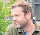  ?? Bild: Martin Erlandsson ?? Daniel Träff växte upp med en pappa som var med i Växjörevyn. I höst syns han i Svt-serien ”Nästan inget”.