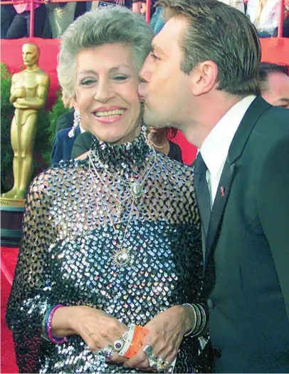  ??  ?? Pilar Bardem, junto a Javier Bardem, durante una de las ceremonias de los Oscar