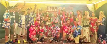  ??  ?? Chok (centre) with the UM Kota Kinabalu team, the winner of the inter-branch performanc­e competitio­n.