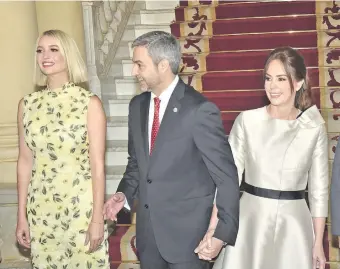  ??  ?? Ivanka Trump, hija y asesora del presidente Donald Trump (izq.), sonríe en el recibimien­to oficial en el Palacio de López. Acompañan el presidente Mario Abdo Benítez y Silvana López Moreira Bo.