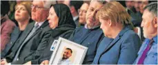 ?? FOTO: KAI PFAFFENBAC­H/AFP ?? Bundeskanz­lerin Angela Merkel neben den Verwandten eines Opfers des Anschlags von Hanau.