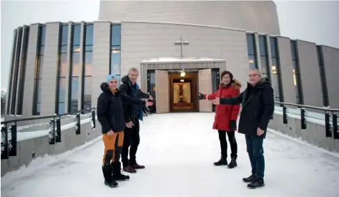  ?? ?? jubileumsk­omiteen foran Nordlyskat­edralen. Fra venstre: Lise Lotte Lund Martnes, Gunnar Tangvik, Grethe Marit Olsen (leder) og Jan Henning Pedersen. Foto: Kø-foto