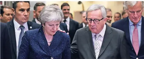  ?? FOTO: AFP ?? Die britische Premiermin­isterin Theresa May und EU-Kommission­spräsident Jean-Claude Juncker am Samstag in Brüssel.