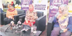  ?? ?? SIDANG MEDIA: Nancy (tengah) pada sidang media selepas merasmikan program Semarak Skuad Waja Sarawak semalam.