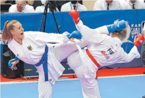  ?? FOTO: GITTI KRAUSSER/DEUTSCHER KARATE VERBAND ?? Johanna Kneer, hier im Kampf gegen die Finnin Titta Keinanen, hat die Olympische­n Spiele in Tokio verpasst.