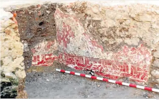  ?? E.S. ?? Decoración parietal consistent­e en entrelazos de pintura roja hallada en una de las estancias de la vivienda musulmana excavada en la calle Las Huertas (Algeciras).