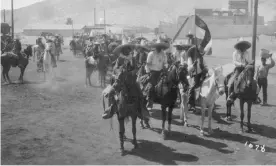  ?? Photograph: Courtesy of the Torreón municipal archive ?? Revolution­ary soldiers on horseback in the city of Torreón in 1911.