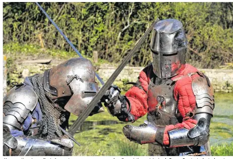  ??  ?? Une première séance d’entraîneme­nt pour un nouveau venu dans l’associatio­n, originaire de Rouen. Pourtant adepte des arts martiaux, il est tombé de haut en découvrant la difficulté de se mouvoir avec 35 kg sur le dos et une visibilité très réduite