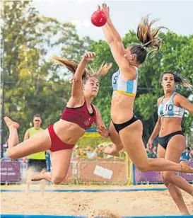  ?? (TÉLAM) ?? Un deporte intenso. Así se pelea cada pelota en la arena.