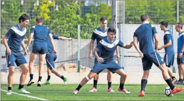  ??  ?? EL RETORNO. La plantilla del Espanyol se ejercitó en Sant Adrià por primera vez de vuelta de Indonesia.