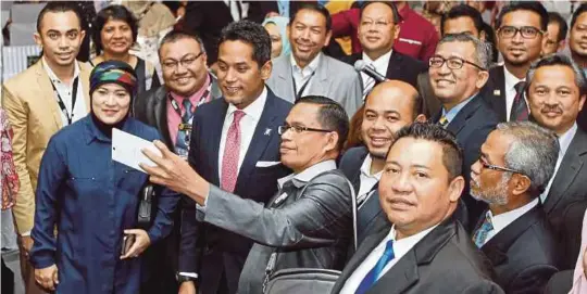  ?? [FOTO SUPIAN AHMAD/BH] ?? Khairy Jamaluddin selepas menyampaik­an syarahan bertajuk ‘Kepemimpin­an Belia di Malaysia’ pada Persidanga­n Dunia Tamadun dan Pemikiran Islam 2016 di Ipoh, semalam.