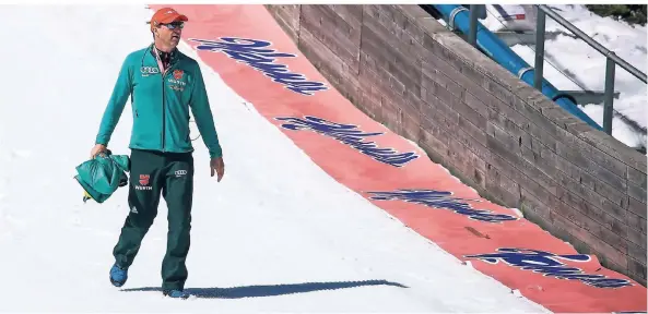  ?? FOTO: IMAGO ?? Werner Schuster läuft nach dem letzten Wettbewerb der Saison über den Schnee im Auslauf der Skiflugsch­anze von Planica.