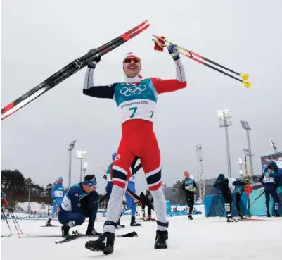  ?? NTB SCANPIX ?? Simen Hegstad Krüger jubler her for OL-gull på tremila i OL i fjor. I VM får han ikke gå distansen.