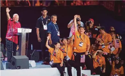  ?? [FOTO ASYRAF HAMZAH/BH] ?? Najib melaungkan ‘Merdeka’ selepas berucap pada upacara penutupan Sukan SEA KL2017 di Stadium Nasional Bukit Jalil, malam tadi.