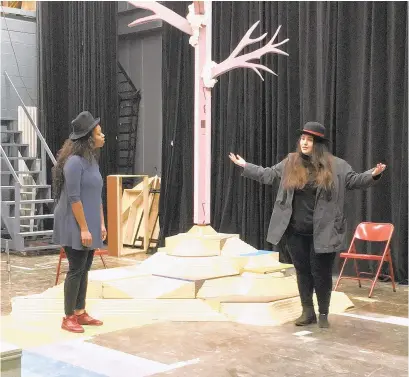 ?? CAROL BURNS ?? Torez Mosley (Vladimir), from left, and Sarah Thatcher (Estragon) rehearse for In “Waiting for Godot.”