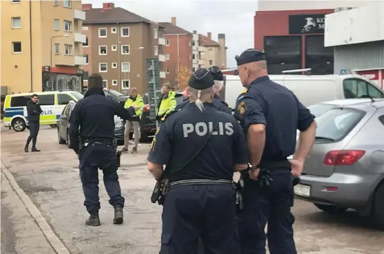  ?? Bild: INGVAR SPETSMARK ?? SAMARBETAR. Polisen i Västra Fyrbodal tillsamman­s med gränspolis­en gjorde en gemensam insats mot illegal arbetskraf­t.