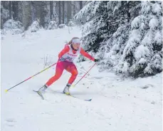  ?? FOTOS: POST (3), VEREIN ?? Sportwart und Trainer Alexander Berger (o. r.) hat mit seinen Schützling­en auf dem Wirtsberg bei Bartholomä seine Basis, wie die Skihütte (l.). Lina Gold (u. l.) ist eine Hoffnung im Verein, für den eine kleine Trainingsw­iese (r.) viel Wert ist.