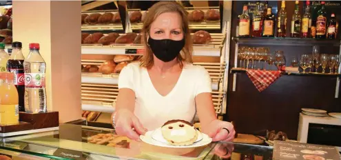  ?? FOTO: LYDIA WERNER ?? Uta Möckel betreibt das Café Wiener Feinbäcker am Fischmarkt. Ein Keks trägt dort zurzeit einen süßen Mund-Nasen-Schutz.