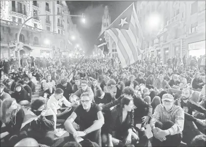  ??  ?? Catalanes partidario­s del independen­tismo organizaro­n en Barcelona una sentada afuera de las oficinas de la Policía Nacional de España, en repudio a la represión durante las marchas. Foto Afp