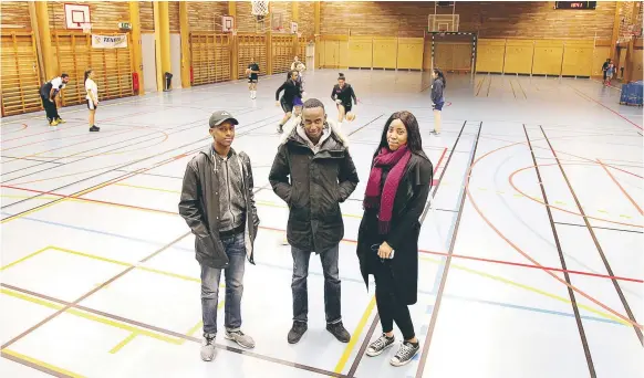  ?? FOTO: IDA NILSING ?? ARRANGÖRER. Abdullahi Barre, Ahmed Khaif och Osarhugue Osas är alla tre med och arrangerar en basketturn­ering i Rinkeby den 31 mars.