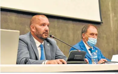  ?? E.S. ?? Pandalone se dirige a los socios durante una asamblea; a su derecha, Mario Galán.