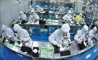  ?? GENG YUHE / FOR CHINA DAILY ?? Workers produce mobile phone cameras in Xinpu Industrial Park, Haizhou Economic Developmen­t Zone, Jiangsu province, on Tuesday. Jiangsu has introduced a series of policies cutting taxes and fees to help the park’s foreign companies cope with the impact of COVID-19.