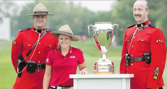  ?? TROY FLEECE ?? Brooke Henderson dons a Mountie’s hat on Sunday at the Wascana Country Club after becoming the first Canadian in 45 years to win the CP Women’s Open.