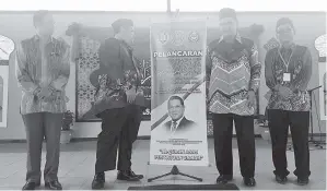  ??  ?? NIZAM merasmikan Tadarus Al Quran Sekolah Sekolah KPM Zon Apas, kelmarin.