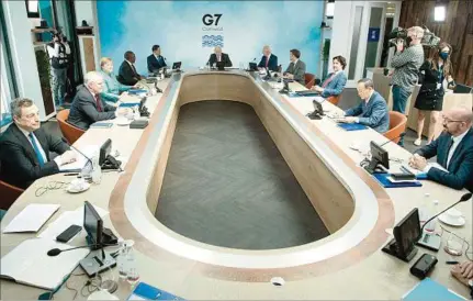  ??  ?? REFORMA. Los líderes de la OCDE junto al G7 y el G20 quieren actualizar elementos claves del sistema para abordar la evasión fiscal.