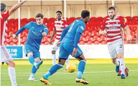  ?? Picture: SNS. ?? Aberdeen midfielder Kenny McLean scores the only goal of the ame which was enough to see Aberdeen through.