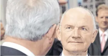  ?? Foto: imago ?? Der Mann, den VW-Patriarch Ferdinand Piëch auf diesem Archivbild in die Augen schaut, ist der frühere Konzern-Chef Martin Winterkorn. Beide Manager waren einst Vertrauert­e, bis Piëch „auf Distanz“zu Winterkorn ging.