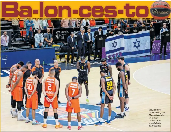  ?? ?? Los jugadores del Valencia y del Maccabi guardan un minuto de silencio en el partido del 18 de octubre.