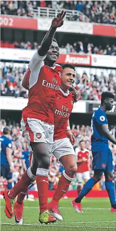  ??  ?? Danny Welbeck celebra su gol con Alexis Sánchez en la victoria 2-0 del Arsenal al United.