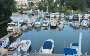  ??  ?? Le port de Chalonsur-Saône est situé en plein coeur de la ville, à proximité d’un quartier commerçant accueillan­t de nombreux restaurant­s.