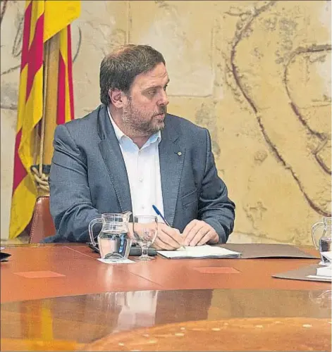  ??  ?? Oriol Junqueras y Carles Puigdemont, ayer durante la reunión del Govern
