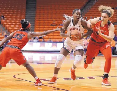  ?? MARK LAMBIE/EL PASO TIMES ?? UNM’s Madi Washington (35) and Jaisa Nunn (44) defend UTEP’s Tamara Seda during the Lobos’ win over the Miners Thursday in El Paso.