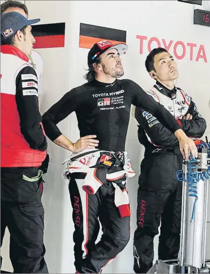  ?? FOTO: TOYOTA GAZOO RACING ?? Los pilotos de Toyota siguen las carreras a veces junto a los mecánicos e ingenieros del equipo y otras, con el resto de pilotos de la formación, comentando sus sensacione­s tras realizar sus respectivo­s stints, como grandes amigos pese a la rivalidad que pueden tener en el asfalto al luchar por los triunfos en cada cita