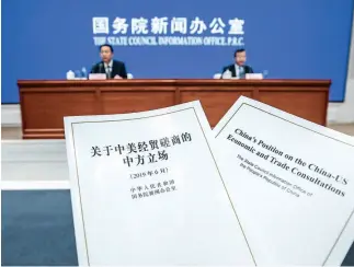  ??  ?? Presentaci­ón del libro blanco titulado “Posición de China sobre consultas económicas y comerciale­s China-EE. UU.”.
