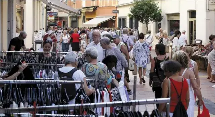  ?? (Photo archives Jean-François Ottonello) ?? La braderie a été rallongée d’une journée par rapport à l’an dernier.